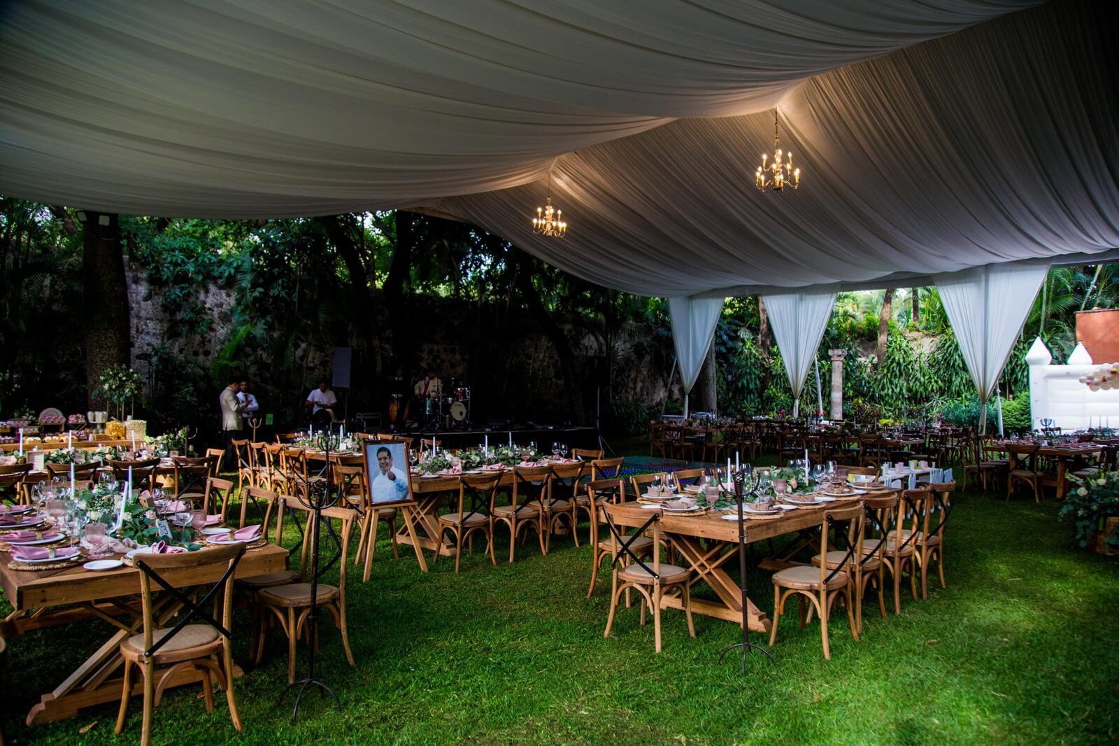 Banquete al aire libre con carpa y candelabros