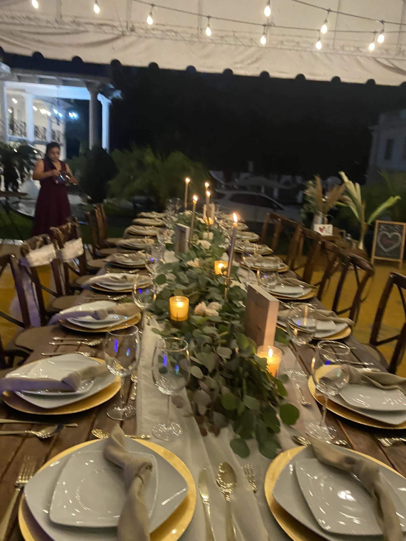 Mesa imperial con velas y eucalipto