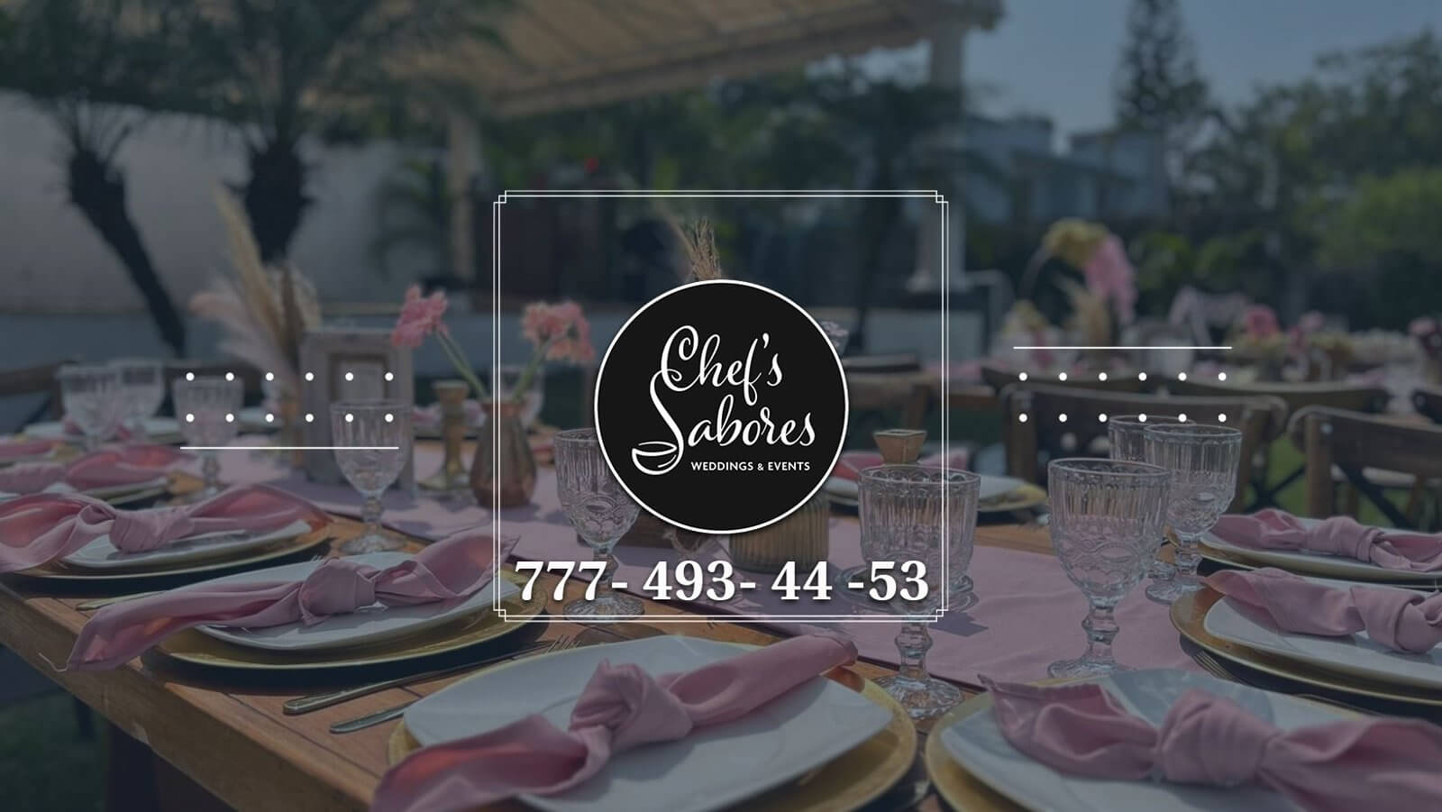 Detalle de vajilla blanca con bajo plato dorado