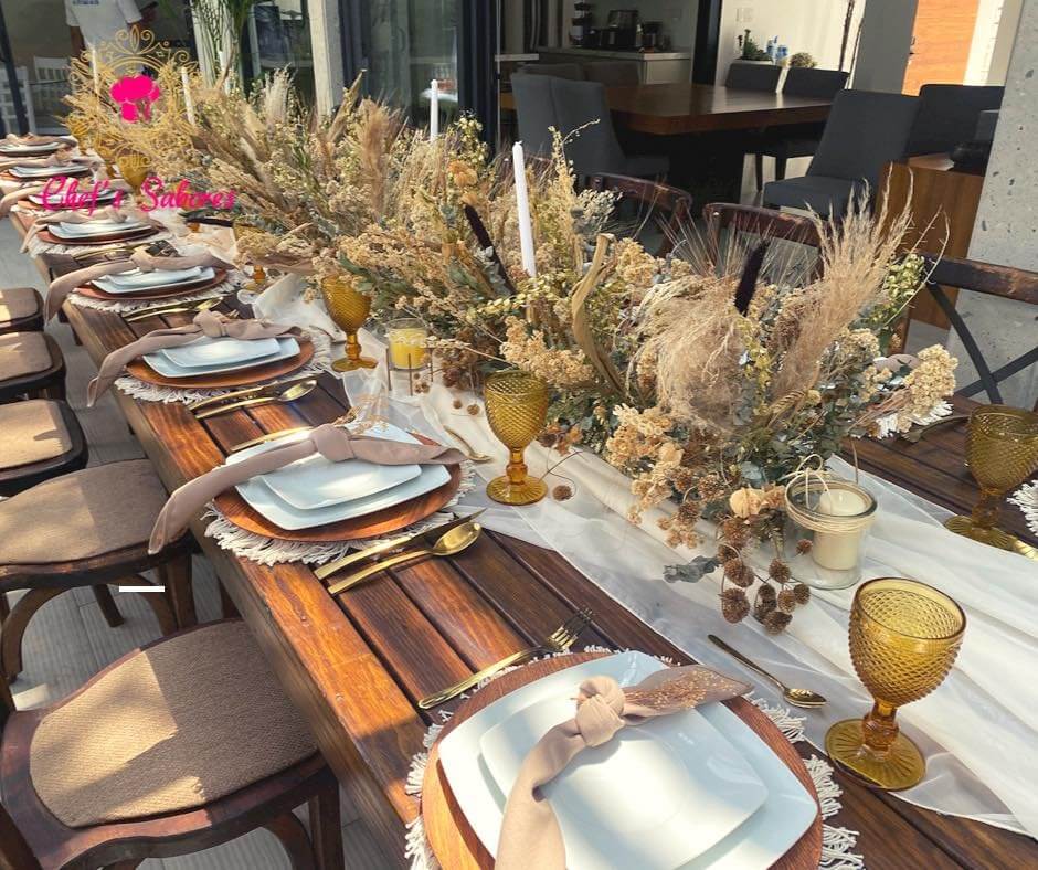 Plato con salsa y ensalada de hierbas