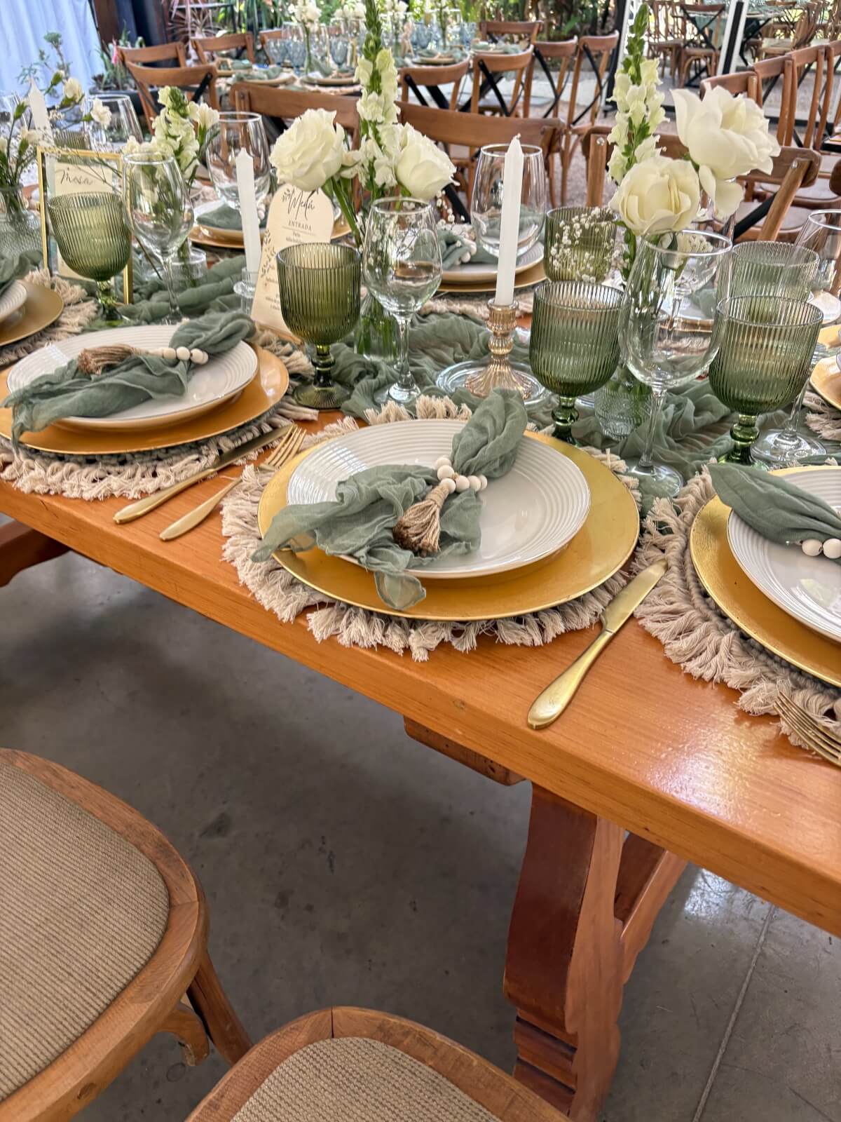 Mesa larga decorada con flores blancas