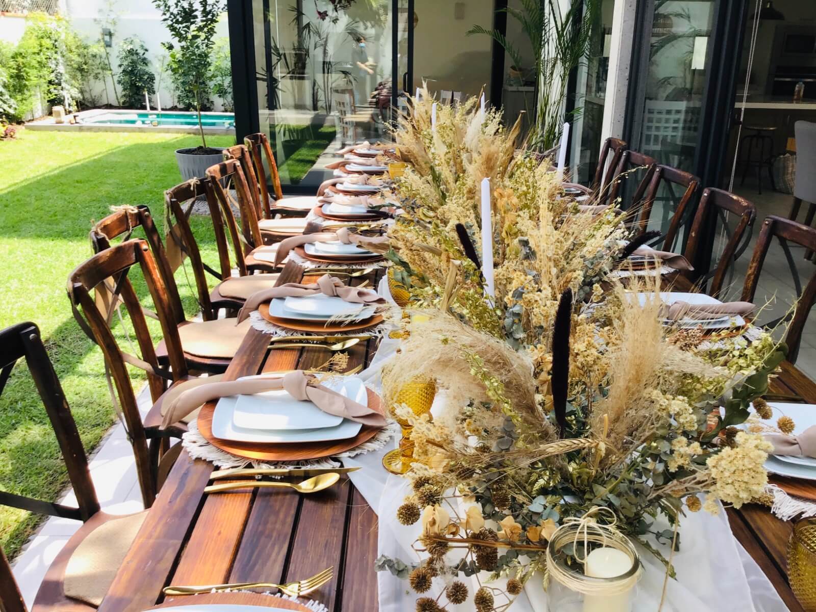 Mesa en jardín con brincolín blanco y globos