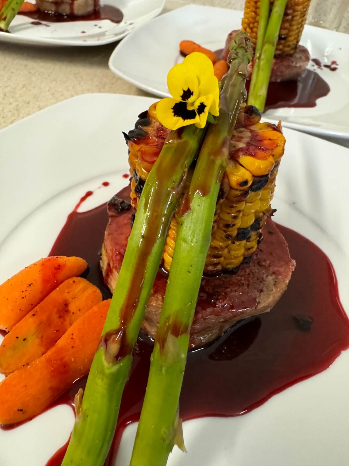 Corte de carne con vegetales y salsa